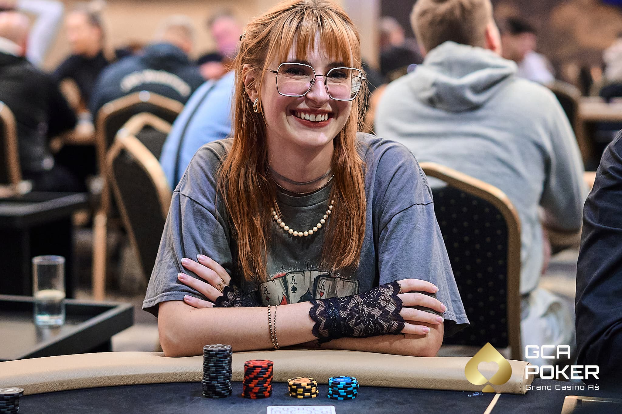 Angelina Eitdorf lachend am Pokertisch