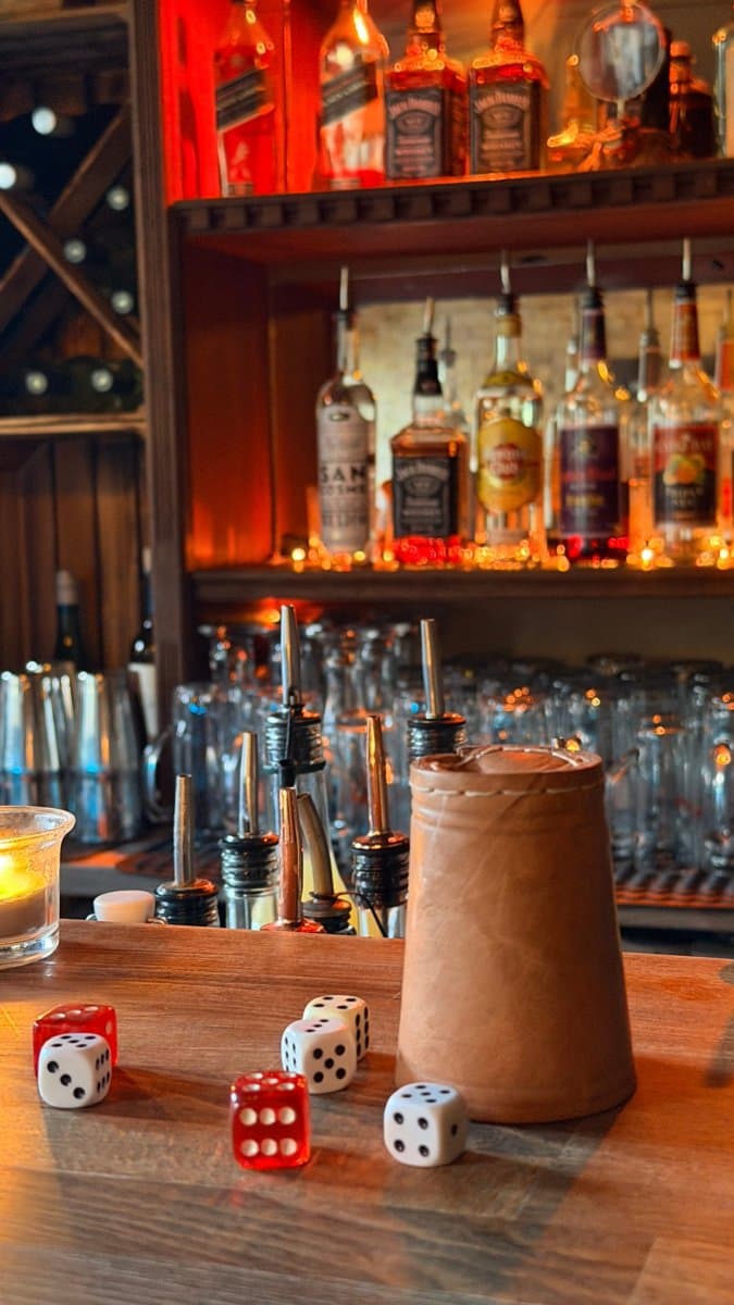 Bartresen der Heine Bar mit Würfeln und Flaschenregal