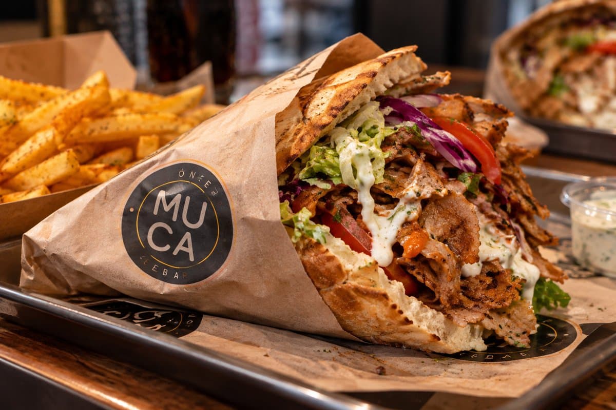 Döner in Muca-Kebap-Papier mit Pommes