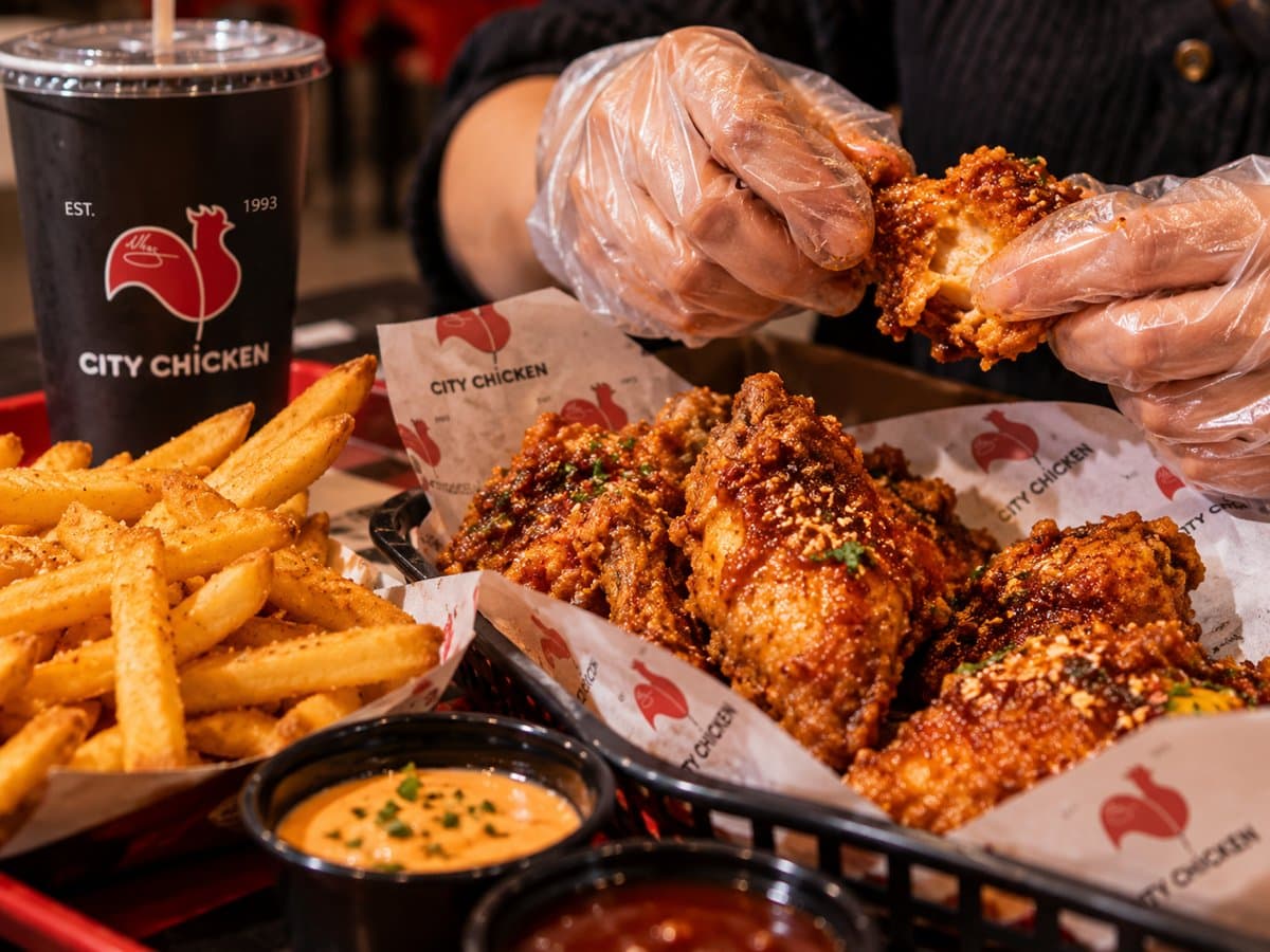 Fried Chicken, Pommes und Becher von City Chicken