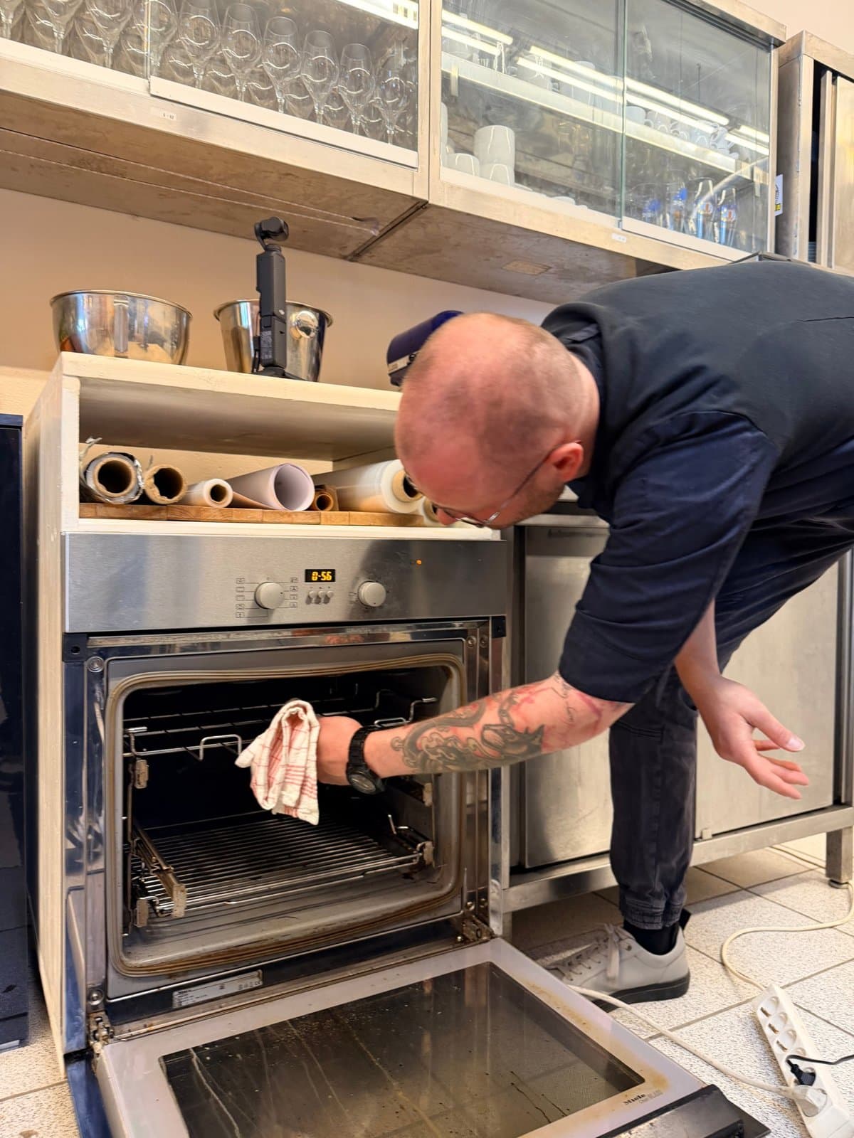 Koch Johannes am Ofen beim Dreh für Skilled Kitchen
